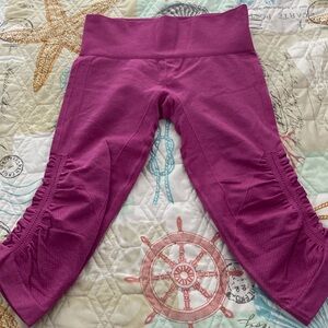 In the flow crop: lululemon sz 4